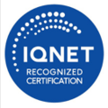 Certificación internacional IQNet Recognized Certification en fondo azul