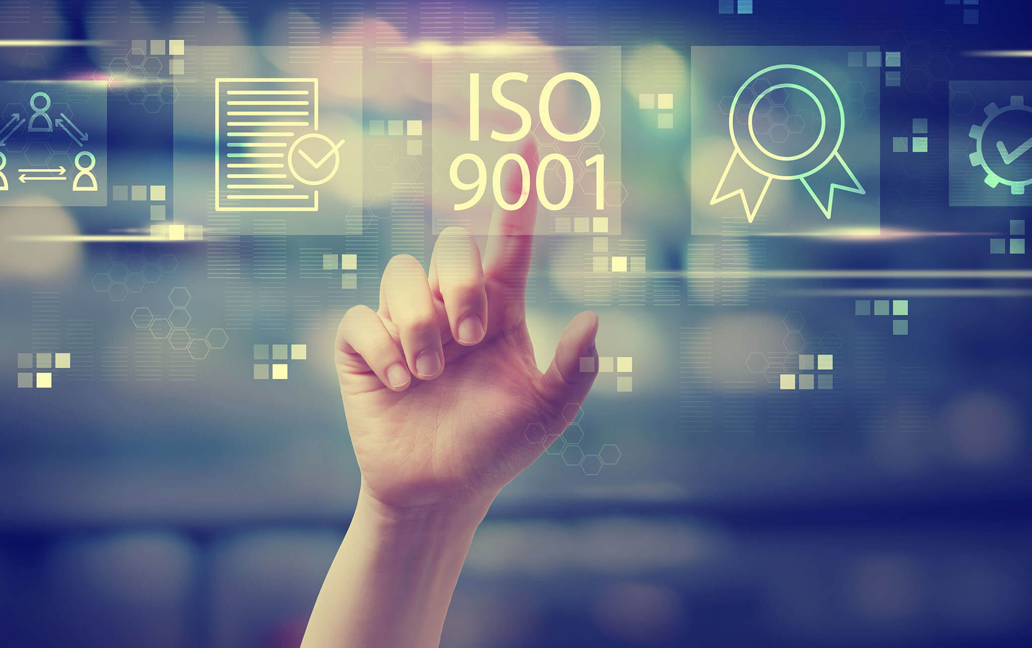 Mano señalando icono de certificación ISO 9001 en pantalla digital.