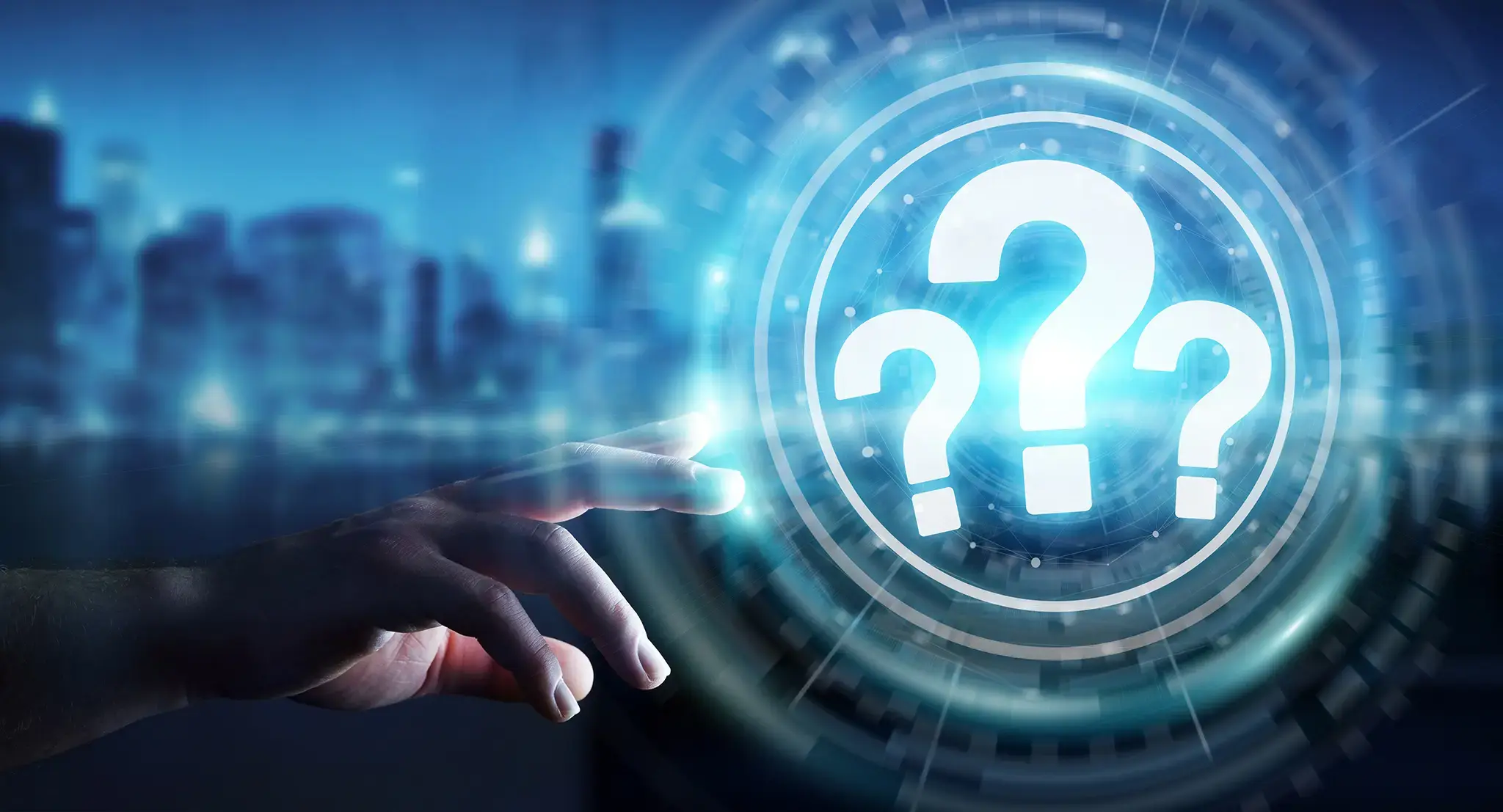 Mano señalando icono digital de signos de interrogación en un entorno tecnológico.